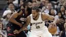 Pebasket San Antonio Spurs, Kawhi Leonard, berusaha melewati pebasket Houston Rockets, James Harden, pada laga semifinal wilayah barat NBA di AT&T Center, San Antonio, Rabu (3/5/2017). Spurs menang 121-96 atas Rockets. (AP/Eric Gay)