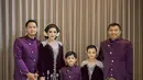 Menarik untuk melihat para mama di acara Mitoni Aurel Hermansyah ini. Mulai dari Ashanty, Kridayanti, dan Geni Faruk yang kompak berkebaya. [Foto: Instagram/attahalilintar]