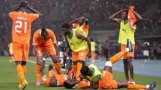 Tuan rumah Pantai Gading harus melalui pertarungan sengit melawan Mali untuk melaju ke babak semifinal. Mereka bersusah payah menang 2-1 hingga babak extra time. (AP Photo/Sunday Alamba)