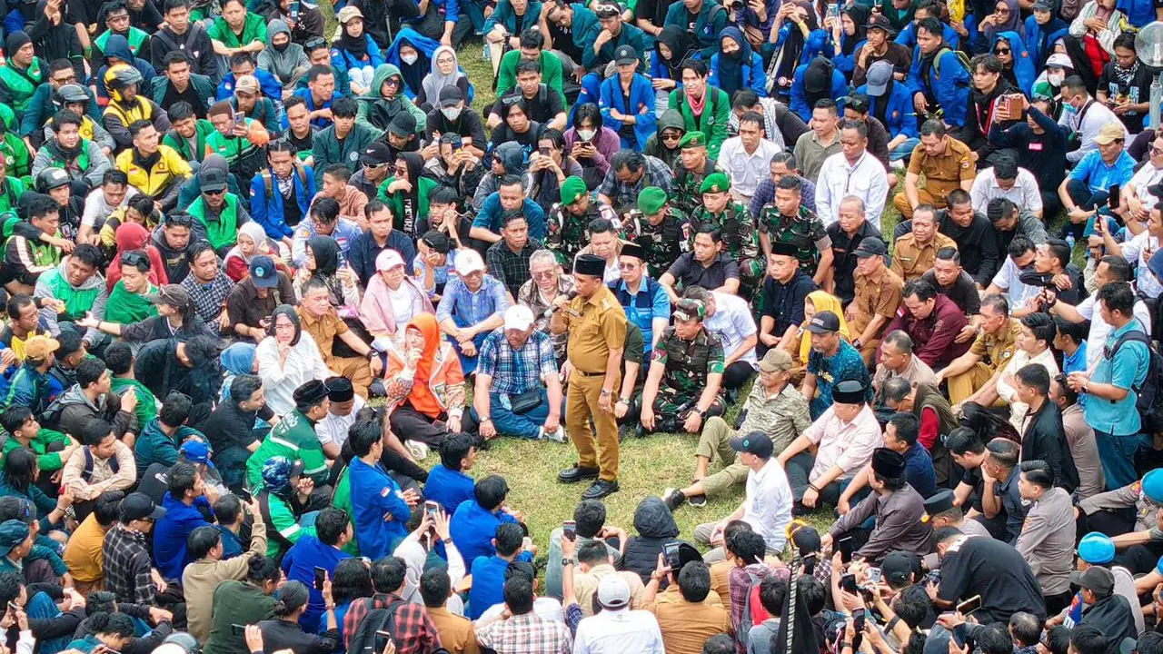 Gubernur Sulawesi Tengah Anwar Hafid bertemu massa aksi di halaman Kantor Gubernur Sulteng, Kota Palu, Senin (1/9) (Istimewa)