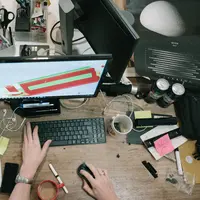 Meja kerja berantakan (Unsplash)