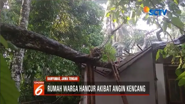 Puluhan rumah di Cilongok, Banyumas, Jawa Tengah, porak poranda akibat angin kencang yang disertai hujan deras.