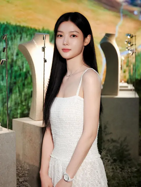 <p>Kemunculan Kim Yoo Jung dalam acara ini juga cukup mengejutkan publik karena sebelumnya dia tak ada dalam event Chanel. im Yoo Jung mengenakan arloji Chanel, dipasangkan dengan gaun tweed putih. (Foto: Instagram/ marieclaire_hk)</p>