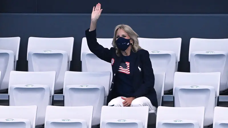 Jill Biden Kenakan Seragam Tim AS untuk Beri Semangat di Olimpiade Tokyo 2020