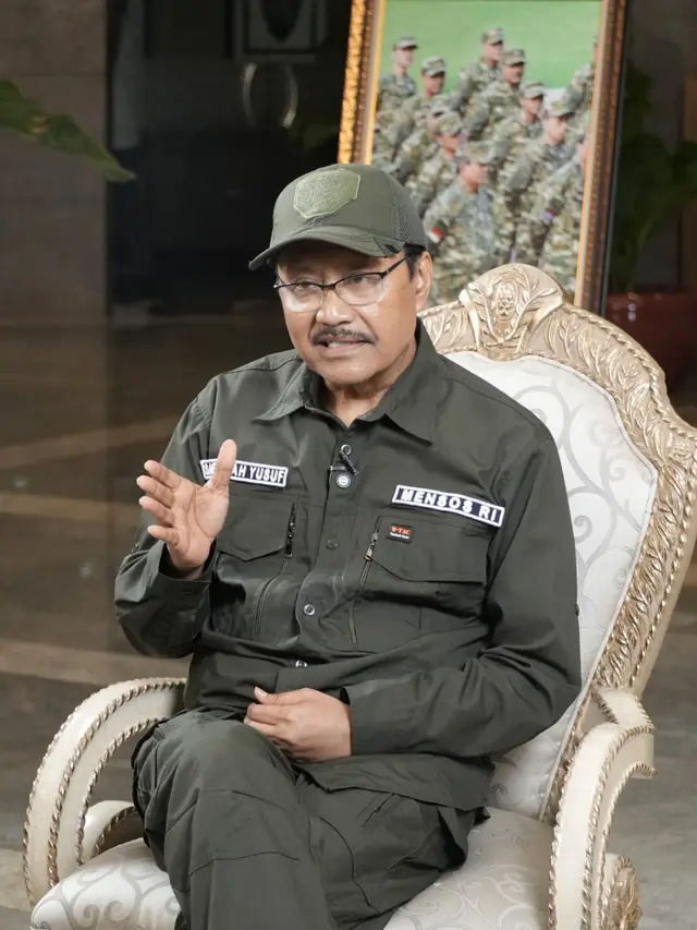 Menteri Sosial Saifullah Yusuf (Gus Ipul) saat wawancara dengan LKBN Antara tentang Sekolah Rakyat di lobi Gedung Kementerian Sosial, Rabu (2/7/2025).