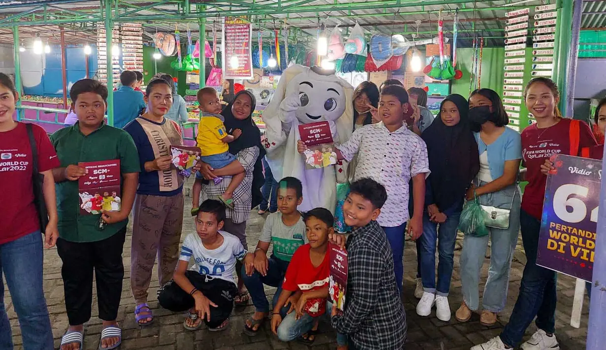 Warga tampak antusias menyambut kehadiran maskot imut Piala Dunia 2022 tersebut dengan melakukan foto bersama. (Procomm Surya Citra Media)