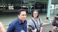 Menteri BUMN Erick Thohir dan Pengageng Kemantren Langenpraja Pura Mangkunegaran, GRAj Ancillasura Marina Sudjiwo di Pura Mangkunegaran, Minggu (27/11).(Liputan6.com/Fajar Abrori)