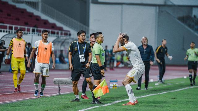 Protes keras pemain Dewa United kepada wasit di laga BRI Liga 1