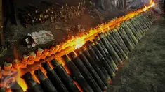 Proses pembakaran lemang di sentra pembuatan lemang kawasan Kramat Raya, Senen, Jakarta, Jumat (17/6). Pembuatan lemang pada bulan Ramadan meningkat lebih dari 300 persen dibanding hari biasa hingga mencapai 500 buah per-hari (Liputan6.com/Gempur M Surya)
