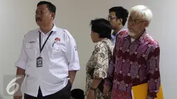 Suroso Atmo Martoyo tiba untuk menjalani sidang perdana di Pengadilan Tipikor, Jakarta, Kamis (18/6/2015). Suroso didakwa terkait dugaan suap proyek pengadaan zat tambahan bahan bakar tetraethyl lead (TEL) Pertamina 2004-2005. (Liputan6.com/Helmi Afandi)