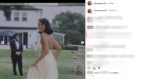 Selena Gomez dan Benny Blanco dalam balutan busana pengantin rancangan Ralph Lauren. (dok. Instagram @selenagomez/https://www.instagram.com/p/DPH6AbikoLG/?img_index=1/Dinny Mutiah)
