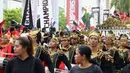 Kemeriahan parade budaya yang diadakan oleh Bali United di sepanjang Jalan By Pass Dharma Giri menuju Stadion Kapten I Wayan Dipta, Bali, Senin (23/12). Parade budaya diadakan untuk merayakan gelar juara Bali United. (Bola.com/Aditya Wany)