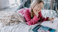 Ilustrasi perempuan sedang membaca buku. © (Newhouse/https://www.pexels.com/)