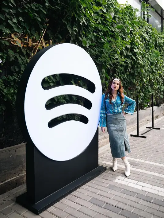 Tissa Biani tampil penuh gaya dengan busana retro bernuansa serba biru yang pop-up [@tissabiani]