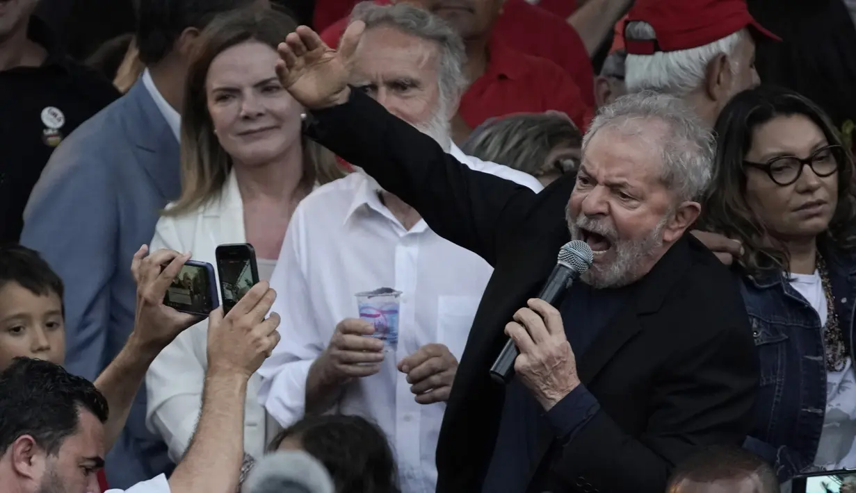 Mantan Presiden Brasil Luiz Inacio Lula da Silva berbicara kepada para pendukung setelah ia dibebaskan dari penjara di mana ia dipenjara atas tuduhan korupsi di Curitiba, Brasil (8/11/2019). (AP Photo/Leo Correa)