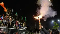 Warga Jakarta menggelar malam takbir dengan bermain petasan di Jalan Tanah Abang, Jakarta, Kamis (16/7/2015). Pemerintah melalui Kementerian Agama telah menetapkan 1 Syawal 1436H yang jatuh pada tanggal 17 Juli 2015.(Liputan6.com/Faizal Fanani)