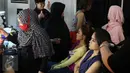 Para Finalis saat didandani sebelum masuk ke panggung Grand Final Miss Celebrity Indonesia 2015 di Studio 6 Emtek City, Jakarta, Jumat (23/10/2015). Miss Celebrity sudah diadakan sejak tahun 2008. (Liputan6.com/ Herman Zakharia)