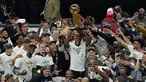 Para pemain Milwaukee Bucks merayakan dengan trofi juara setelah mengalahkan Phoenix Suns di Game 6 Final NBA bola basket di Milwaukee, Selasa (20/7/2021). Gim keenam grand final, mereka berhasil menumbangkan Phoenix Suns dengan skor 105-98, menjadikan skor akhir 4-2. (AP Photo/Paul Sansya)