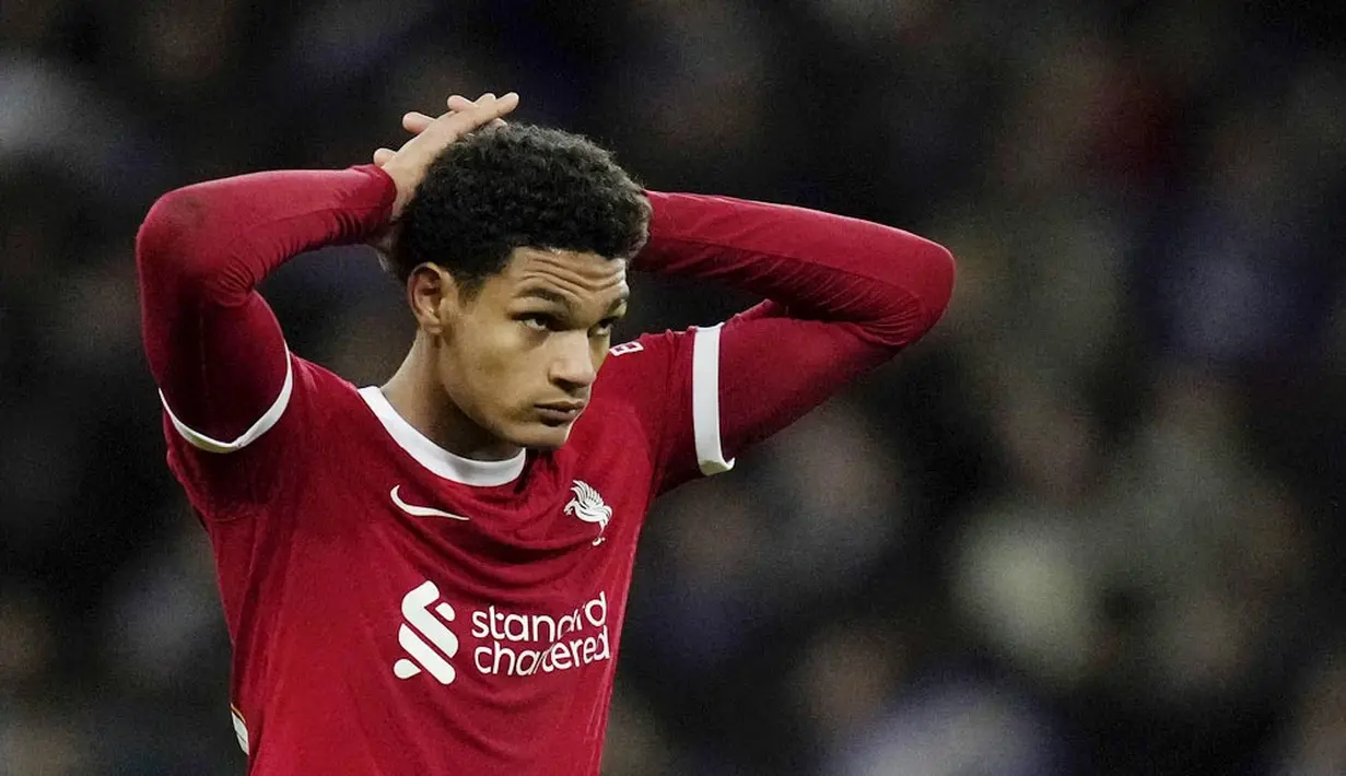 Ekspresi pemain Liverpool, Jarell Quansah, setelah ditaklukan Toulouse pada pekan ke-4 Grup E Liga Europa 2023/2024 di Stadium de Toulouse, Jumat (10/11/2023). (AP Photo/Thibault Camus)