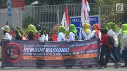 Masyarakat berjalan kaki saat akan menghadiri Rembuk Nasional Aktivis 98 di Gedung JIExpo, Kemayoran, Jakarta, Sabtu (7/7). acara ini juga menyuarakan semangat melawan intoleransi, radikalisme, dan terorisme. (Merdeka.com/Imam Buhori)