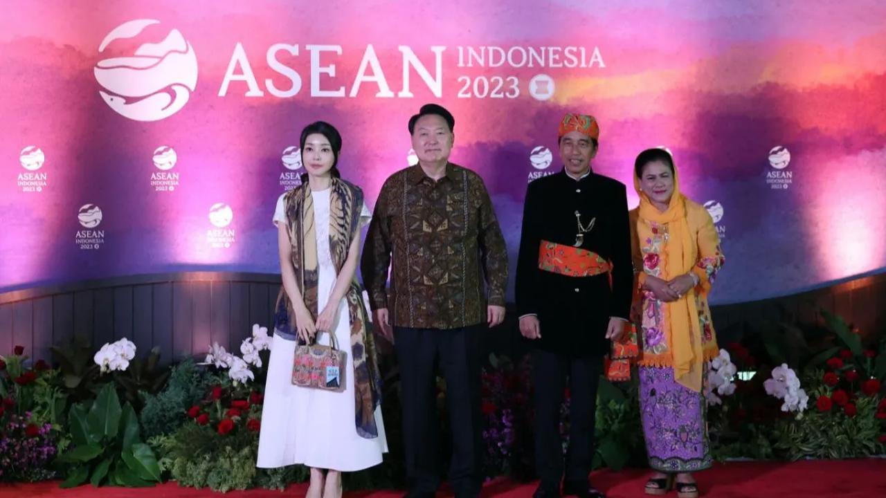 Kenakan Kain Batik Indonesia