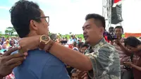 Seorang petani bawang di Brebes menangis saat bertemu calon wakil presiden Sandiaga Uno. (Foto; Tim Sandiaga)