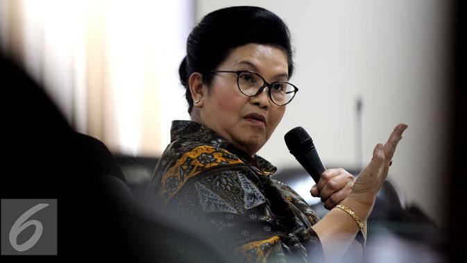 Eks Menkes, Siti Fadilah Supari menjadi saksi di persidangan kasus korupsi pengadaan alat kesehatan untuk penanganan wabah flu burung tahun 2006, Jakarta, Rabu (9/9/2015). Dalam kasus ini, Siti juga berstatus sebagai tersangka. (Liputan6.com/Helmi Afandi)