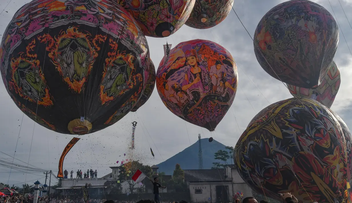 Guna menjaga keselamatan dan sesuai regulasi, penerbangan balon udara hanya diperbolehkan dengan sistem tambat. (merdeka.com/Arie Basuki)
