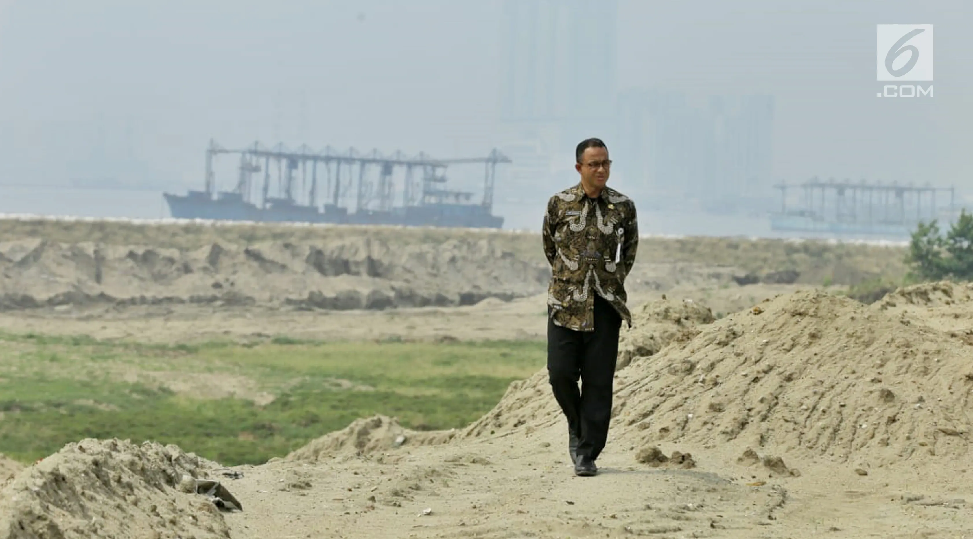 Gaya Gubernur DKI Jakarta Anies Baswedan saat memantau penyegelan bangunan di Pulau Reklamasi, Teluk Jakarta, Kamis (7/6). Anies tampak mengenakan baju batik lengan panjang dan celana hitam. (Liputan6.com/HO/Deka Wira Saputra)