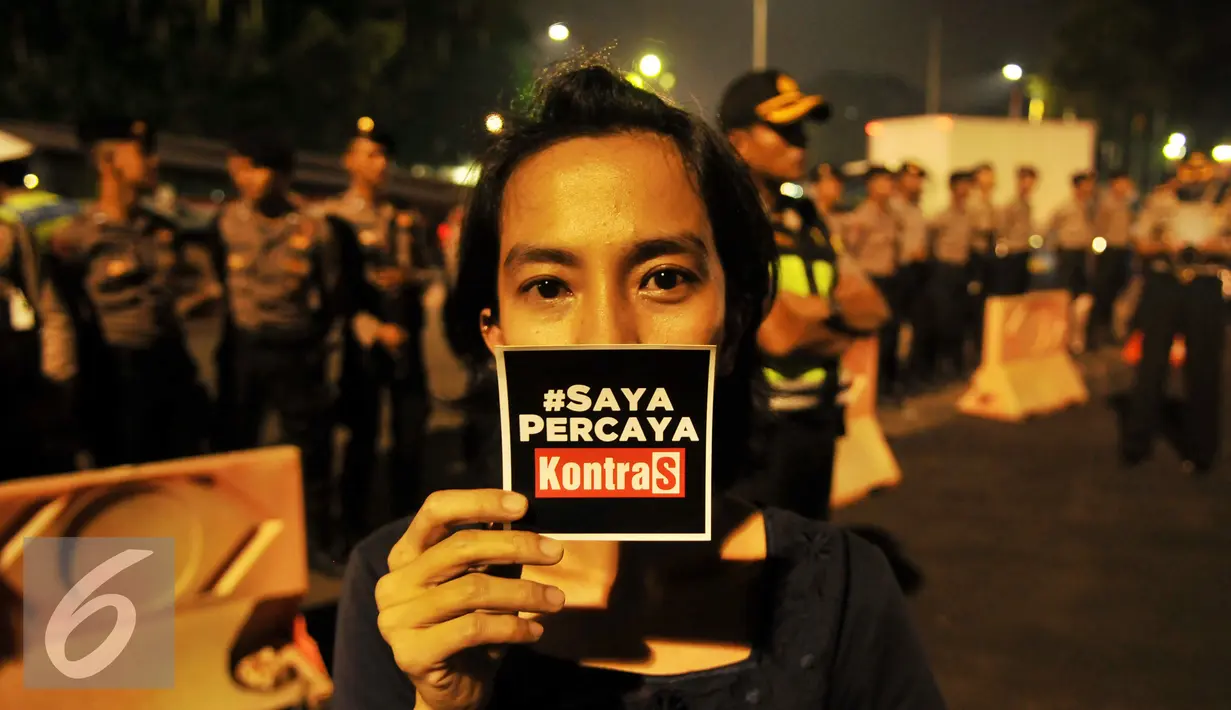 Aktivis melakukan aksi solidaritas #MelawanGelap untuk Koordinator Kontras Haris Azhar di depan Istana Merdeka, Jakarta, Jumat (5/8). Haris Azhar terancam dikriminalisasikan akibat mengungkap testimoni Freddy Budiman. (Liputan6.com/Gempur M Surya)