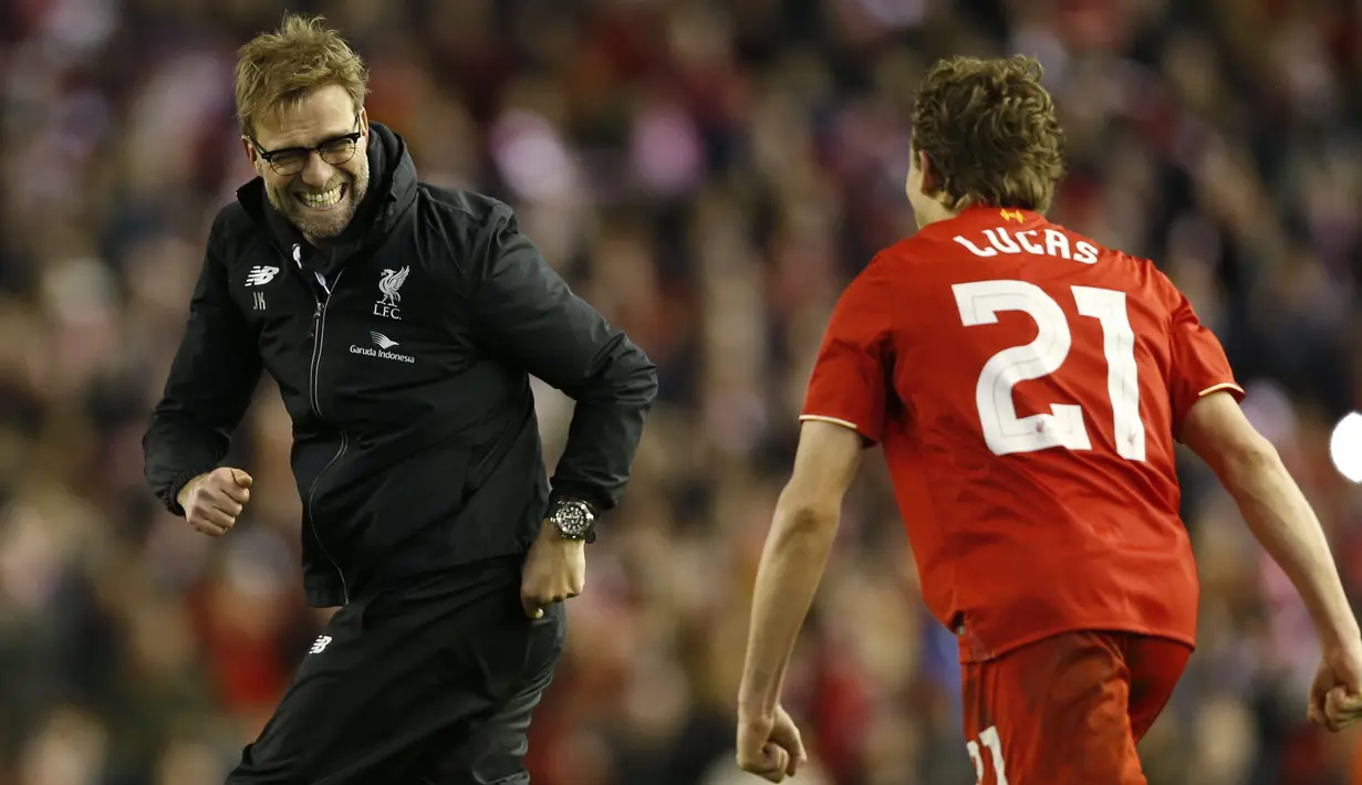 Manajer Liverpool, Jurgen Klopp, merayakan kemenangan atas Stoke City bersama Lucas Leiva di leg kedua semifinal Piala Liga Inggris di Stadion Anfield, Liverpool, Rabu (26/1/2016) dini hari WIB. (Action Images via Reuters/Carl Recine)