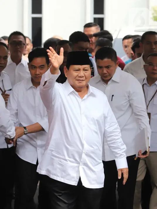Mereka berangkat dari kediaman Prabowo di Kertanegara 4, dengan satu mobil Alphard Putih. (Liputan6.com/Angga Yuniar)
