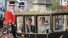 Putri Eugenie dan Jack Brooksbank menaiki kereta kencana usai melangsungkan pernikahan di Kapel St. George, Windsor Castle, London, Inggris,  Jumat (12/10). Putri Eugenie merupakan anak bungsu Pangeran Andrew dan Sarah Ferguson. (AP Photo/Rui Vieira)