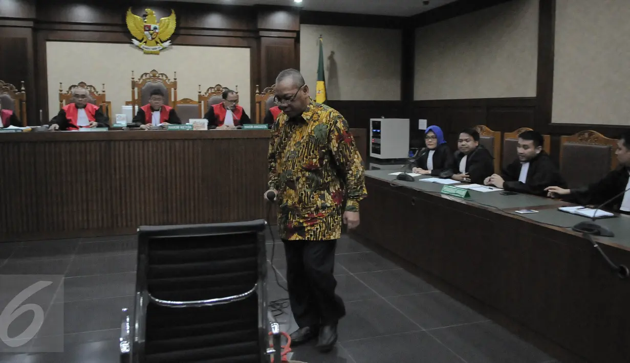 Terdakwa perantara suap Panitera PN Jakarta Pusat Doddy Aryanto Supeno bersiap mendengarkan putusan di Pengadilan Tipikor Jakarta, Rabu (14/9). Doddy divonis 4 tahun penjara dan denda Rp 150 juta subsider 3 bulan kurungan. (Liputan6.com/Faizal Fanani)