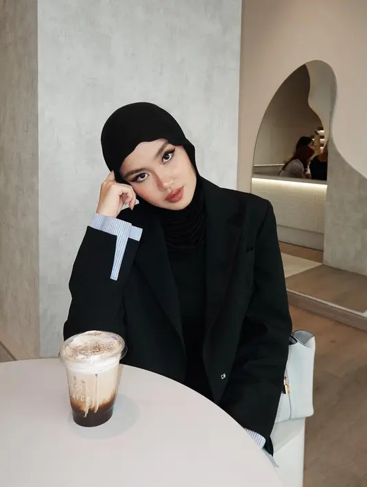 Untuk kesan yang clean dan profesional, Sashfir menata pashminanya di bawah blazer yang dikenakannya.  [@sashfir].