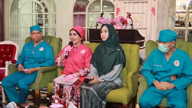 Oki Setiana Dewi bersama dr Deby Vinski (Liputan6.com - M. Altaf Jauhar)