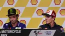 Pembalap asal Spanyol Marc Marquez (kanan) melihat kearah Pembalap Italia Valentino Rossi (kiri)  saat press conference di Sepang International Circuit, Malaysia, 22 October 2015.  (EPA / Fazry Ismail)