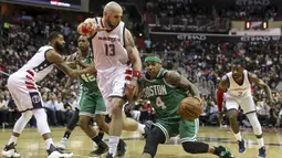 Pebasket Boston Celtics, Isaiah Thomas, berusaha melewati pebasket Washington Wizards, Marcin Gortat,  pada Gim 3 semifinal Wilayah Timur di Verizon Center, Washington, Kamis (4/5/2017). Washington Wizard menang 116-89. (AP/Andrew Harnik)