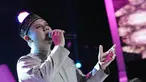 Fadly dengan mengenakan kopiah beraksi di Malam Puncak Putri Muslimah Indonesia 2014 (Liputan 6.com/Andrian M Tunay)