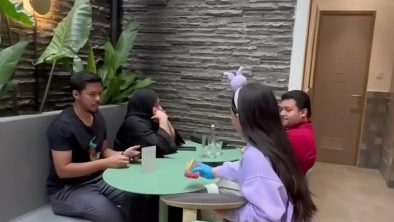 Setelah memeriksa pesanan, Arsy tampak sangat berhati-hati saat membawa gelas berisi minuman di atas nampan.<br><br>