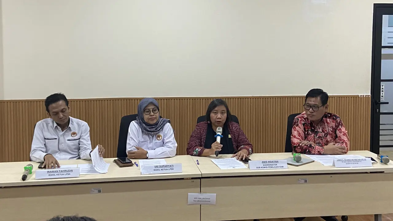 Komisioner Komnas HAM Anis Hidayah saat konferensi pers di Kantor Komnas HAM Jakarta, Kamis (27/3/2025). (Liputan6.com/Muhammad Radityo Priyasmoro)