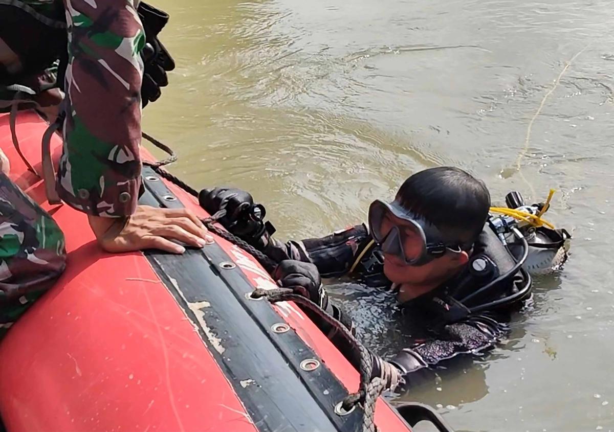 FOTO: TNI AL Evakuasi Dua Korban Tenggelam di Sungai Cisanggarung Cirebon