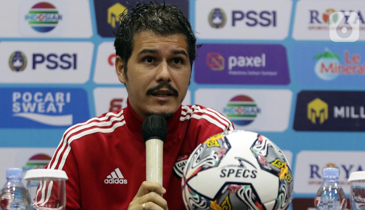 Pelatih timnas U-17 Uni Emirat Arab, Alberto Gonzalez saat memberi keterangan terkait kesiapannya menghadapi laga Kualifikasi Piala AFC U-17 2023 grup B, Kabupaten Bogor, Jawa Barat, Jumat (30/9/2022). (Liputan6.com/Helmi Fithriansyah)