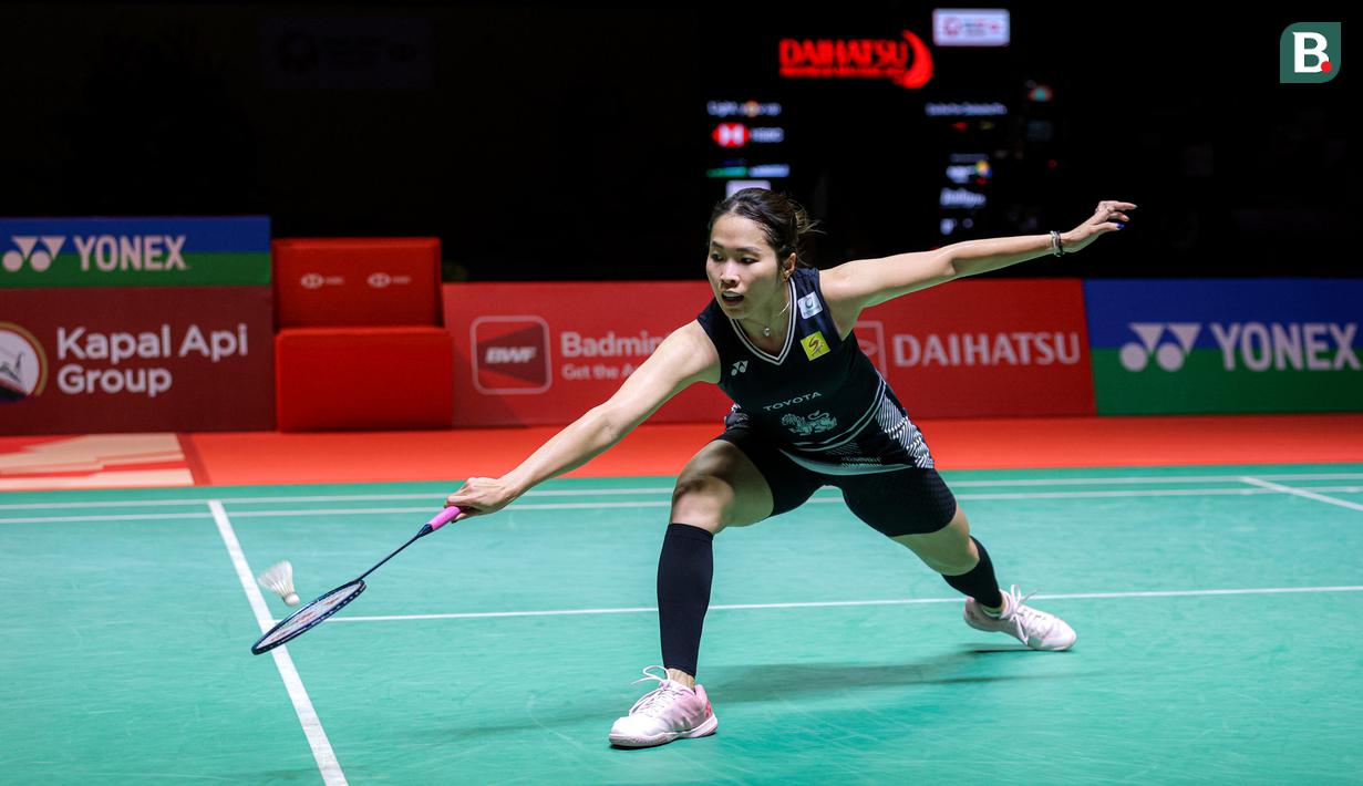 <p>Pebulu tangkis tunggal putri Thailand, Ratchanok Intanon menjangkau kok pukulan wakil Korea Selatan, Sim Yu-jin dalam laga final Indonesia masters 2025 di Istora Senayan, Jakarta, Minggu (26/01/2025). (Bola.com/Bagaskara Lazuardi)</p>