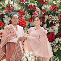 Potret Pasangan Artis Pakai Baju Adat Sulawesi. (Sumber: Instagram/arie_kriting)