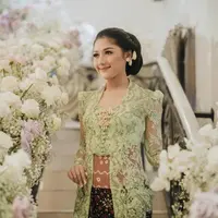 Keesokan harinya, prosesi dilanjutkan dengan Bleketepe, Siraman, dan Midodareni. Untuk prosesi Sungkeman, Erina Gudono memesona dalam balutan kebaya berwarna hijau rancangan Intan Avantie. Penampilannya yang sudah sempurna ini, dipercantik dengan aksesori berupa anting dan bros emas dari Tulola. Foto: Instagram.