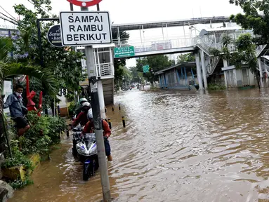 Kondisi banjir yang menggenangi sebagian ruas Jalan Warung Buncit Raya, Jakarta, Sabtu (20/2/2021). Hujan yang mengguyur Jakarta sejak Jumat (19/2) membuat arus lalu lintas sejumlah jalan di Jakarta lumpuh akibat terendam banjir. (Liputan6.com/Helmi Fithriansyah)