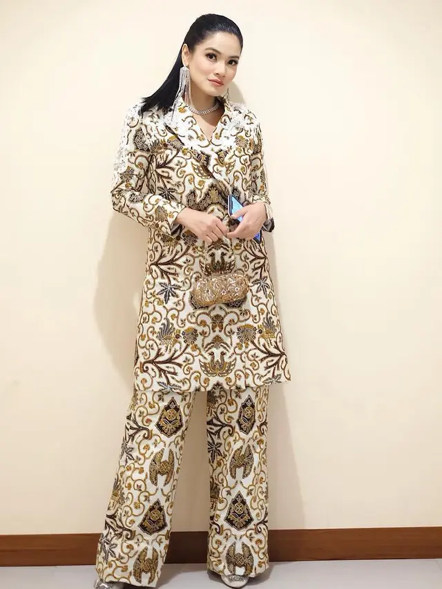 Titi Kamal mengenakan baju dan celana bermotif batik Candramaya yang dirancang oleh Ivan Gunawan.
