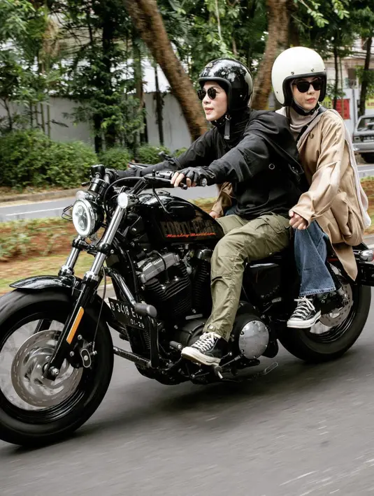 Kerudung dengan nuansa senada membuat tampilan Natasha Rizky terlihat begitu kasual.  [Foto: Instagram/ Dian Ayu]