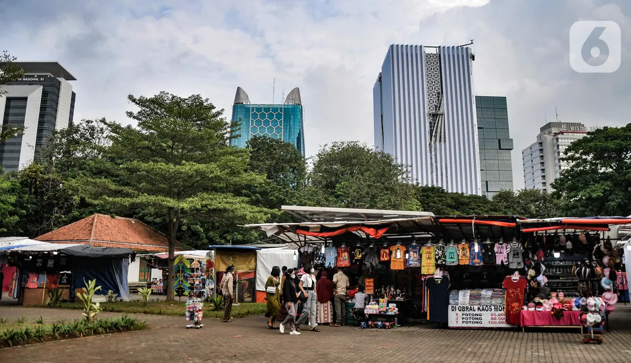 Warga saat berbelanja souvenir di kawasan Monas, Jakarta Pusat, Kamis (16/6/2022). Pemerintah Provinsi DKI Jakarta melakukan uji coba pembukaan kawasan wisata Monas secara bertahap dan terbatas denggan jam operasional dimulai pukul 06.00 hingga 16.00 WIB. (merdeka.com/Iqbal S Nugroho)